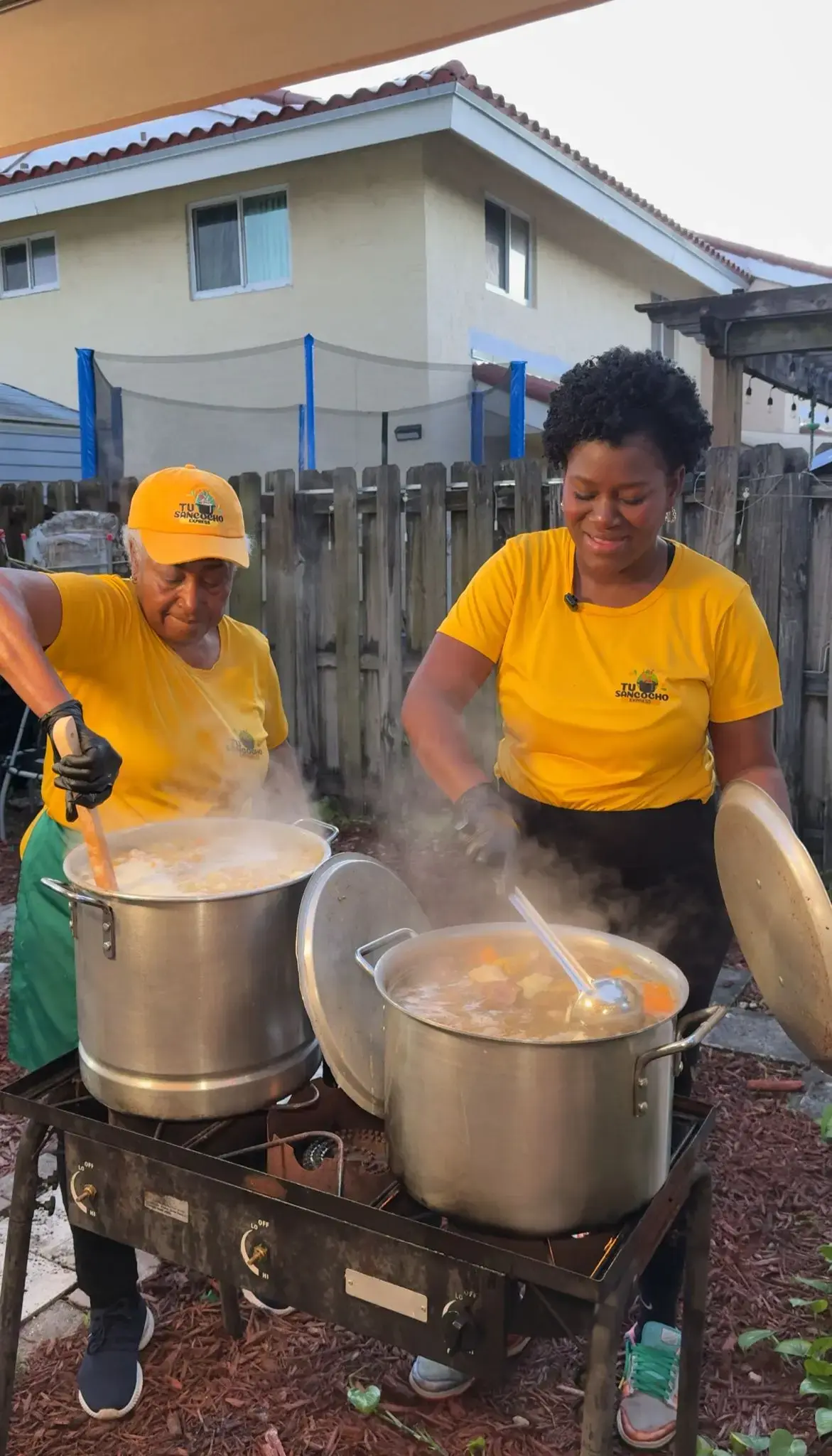 Ollas de sancocho hirviendo a fuego lento, cocinado en casa por la familia